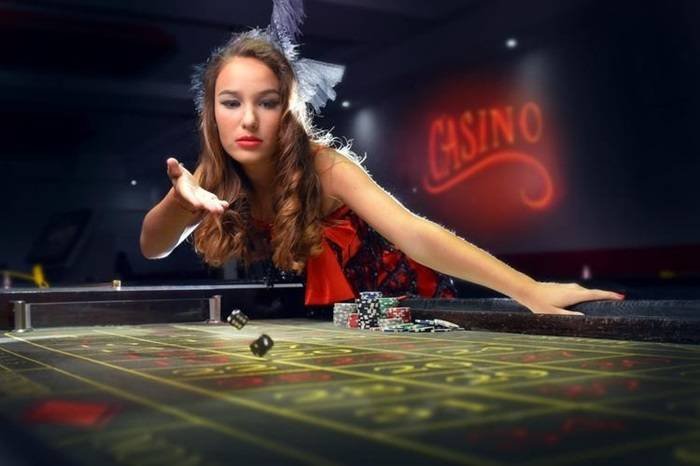 987slots မိုဘိုင်းဖုန်းတွင် ကစားနေသော မြန်မာ Online Gaming APP